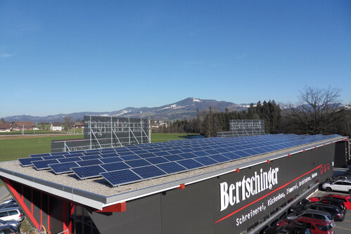 Neue Halle für Holzbau